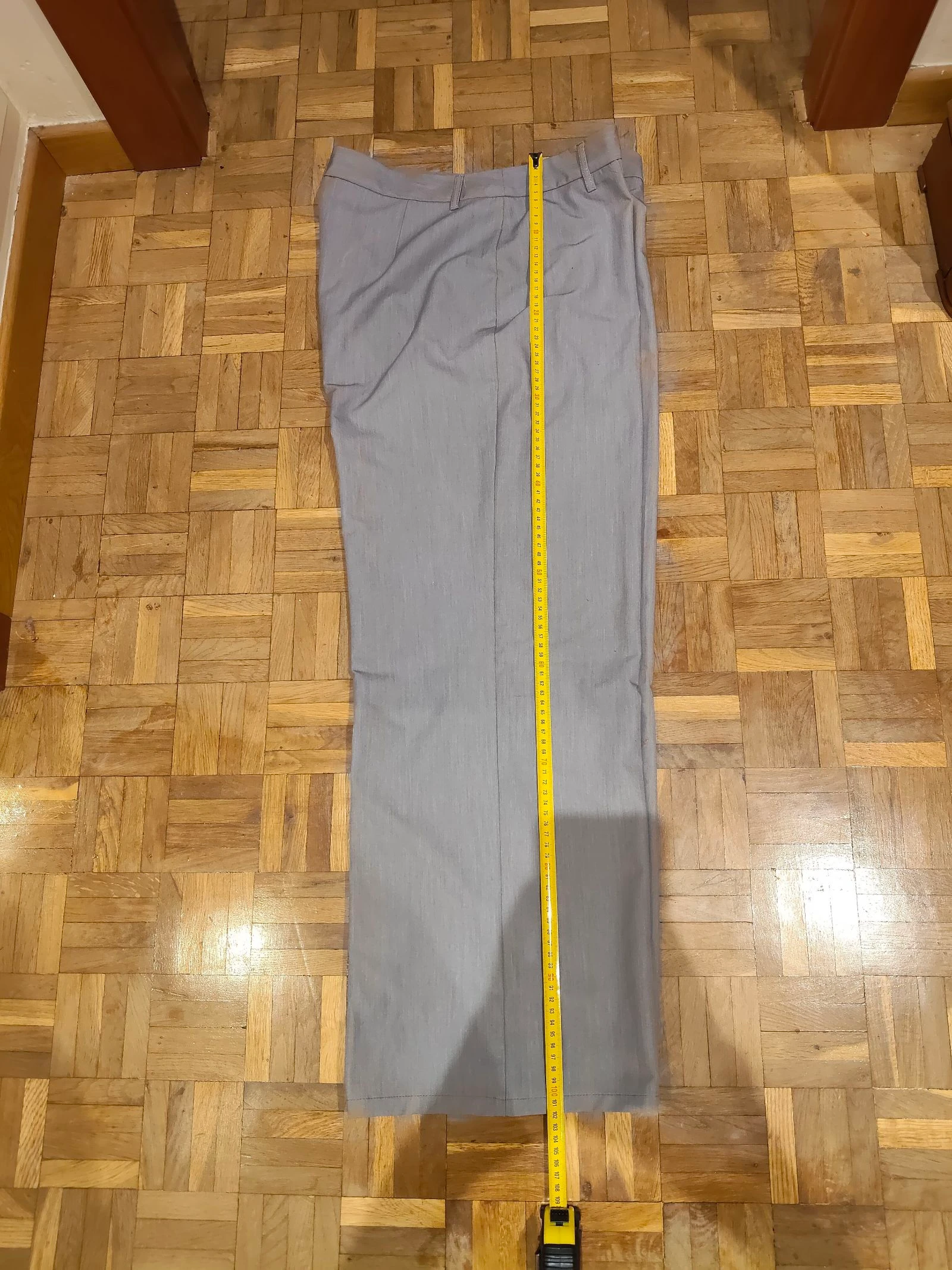 Mango-Breed uitlopende grijze broek en wit gestructureerd top – photo 6